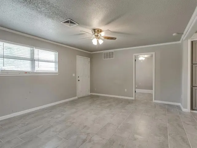 Photo 6 — 641 SW 15th Street, Moore, OK 73160