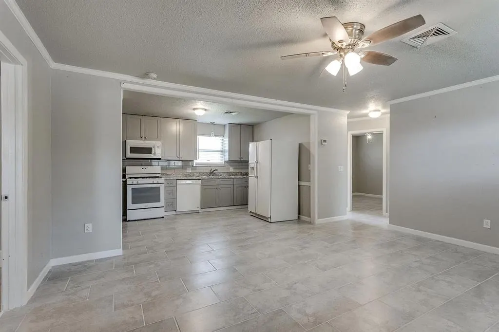 Photo 9 — 641 SW 15th Street, Moore, OK 73160