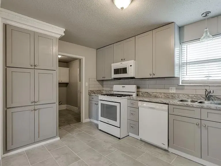 Photo 11 — 641 SW 15th Street, Moore, OK 73160