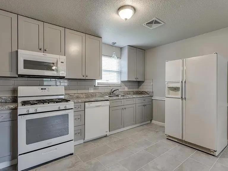 Photo 12 — 641 SW 15th Street, Moore, OK 73160