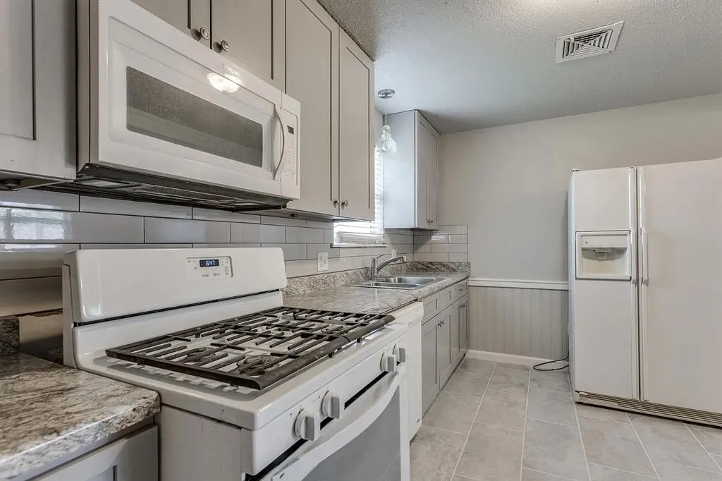 Photo 15 — 641 SW 15th Street, Moore, OK 73160