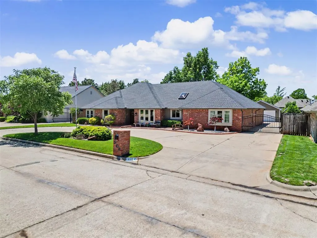 Front exterior — 808 Glenridge Drive, Edmond, OK 73013