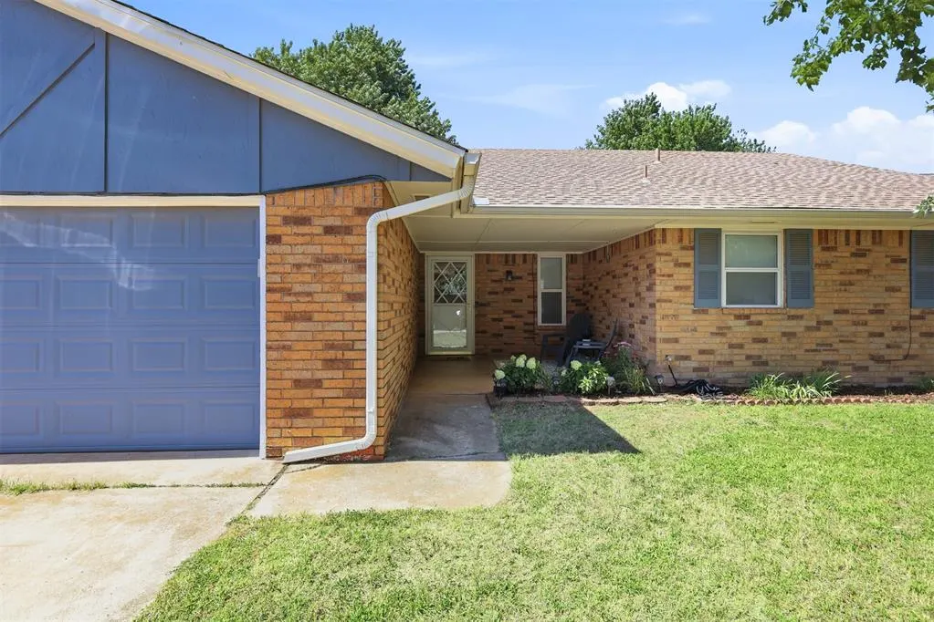 Photo 2 — 913 W Churchill Way, Mustang, OK 73064