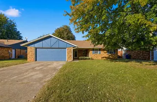 Sold home at 913 W Churchill Way