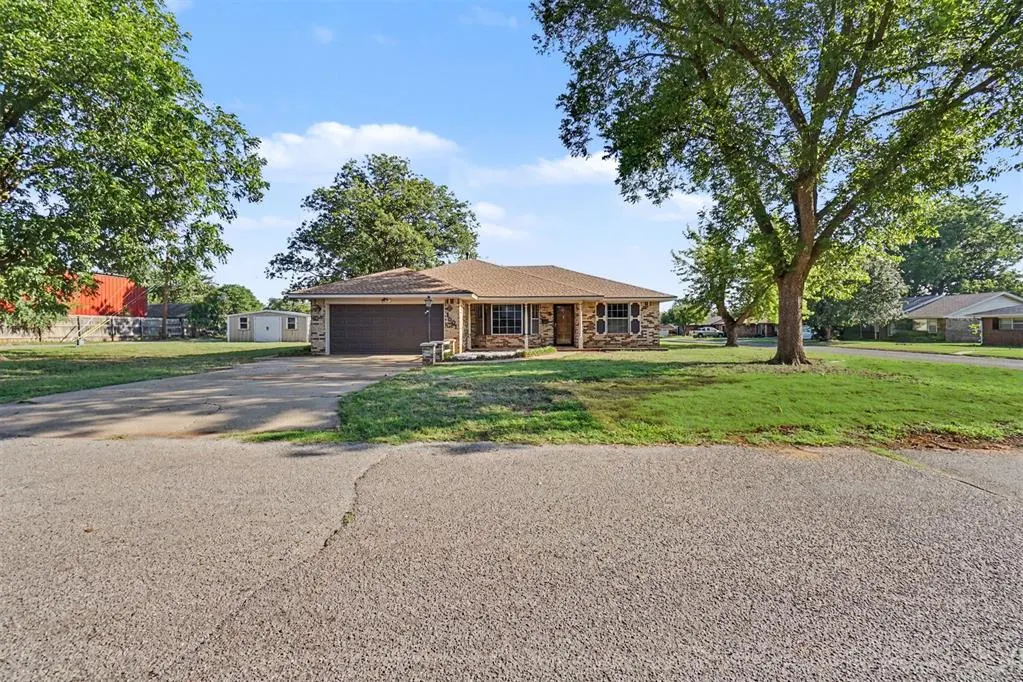 Photo 2 — 1001 W E Avenue, Elk City, OK 73644