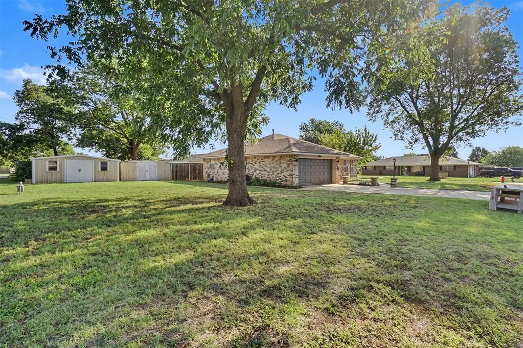 Photo 4 — 1001 W E Avenue, Elk City, OK 73644