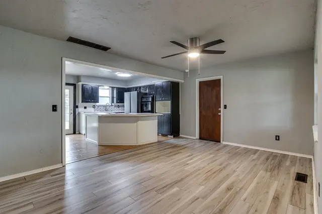 Photo 2 — 214 Del Mar Drive, Yukon, OK 73099