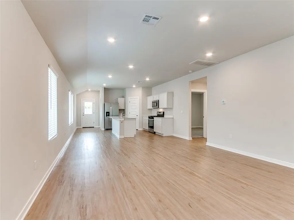 Photo 4 — 10613 Red Thistle Drive, Oklahoma City, OK 73131
