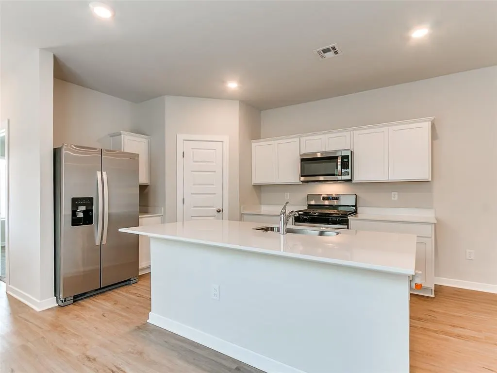 Photo 7 — 10613 Red Thistle Drive, Oklahoma City, OK 73131