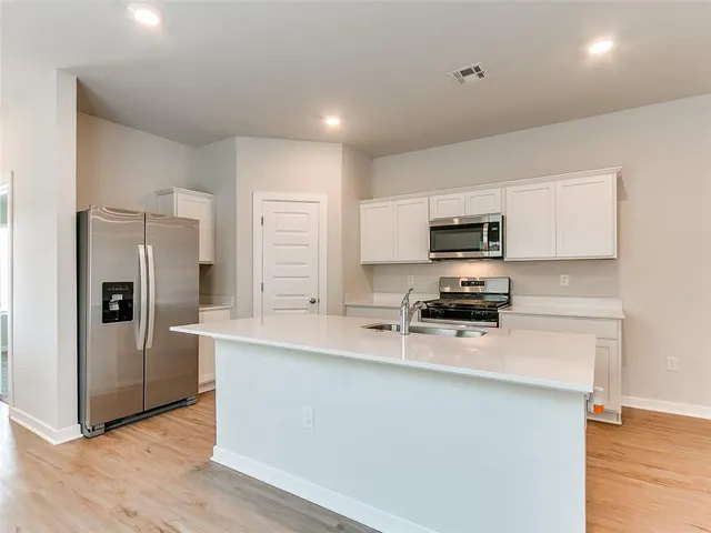 Photo 7 — 10613 Red Thistle Drive, Oklahoma City, OK 73131
