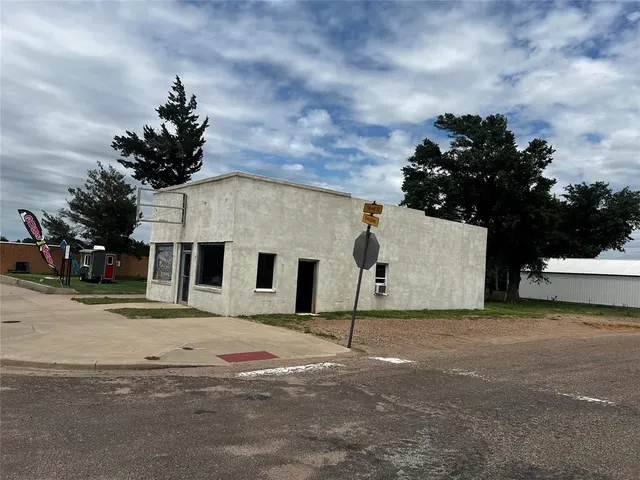 Photo 3 — 230 Douglas Avenue, Beaver, OK 73932