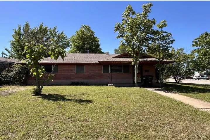 Front exterior — 102 NE 5th Street, Moore, OK 73160