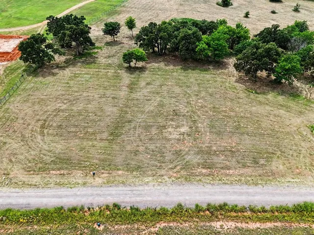 Photo 2 — 6256 Lake Breeze Drive, Guthrie, OK 73044
