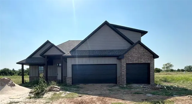 Photo 2 — 1901 Hamzas Court, Yukon, OK 73099