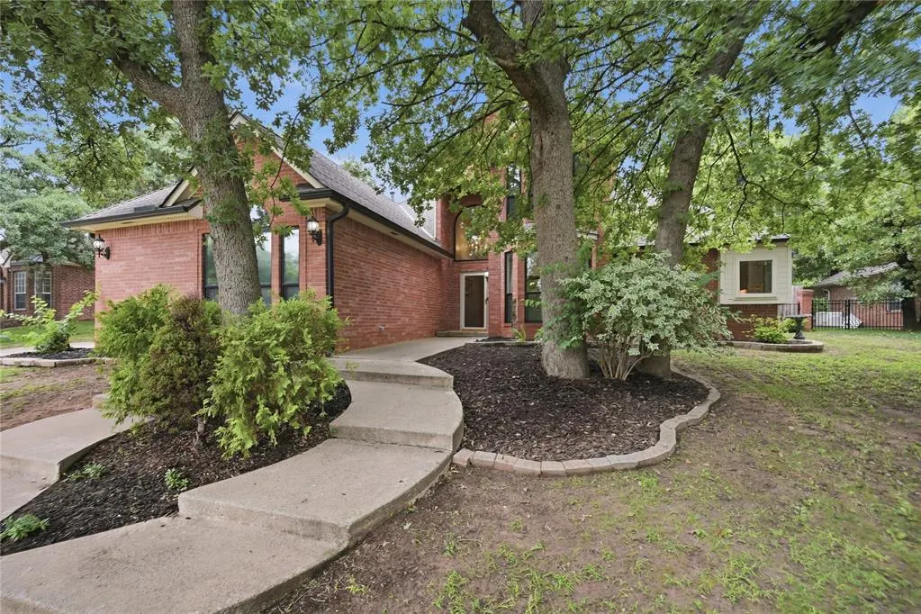 Photo 2 — 1 N Crosstimber Trail, Edmond, OK 73034