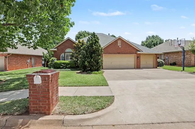 Front exterior — 14208 Pecan Hollow Terrace, Edmond, OK 73013