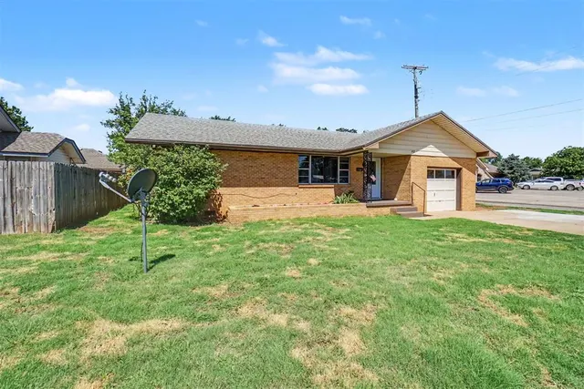 Photo 2 — 403 N Randall Avenue, Elk City, OK 73644