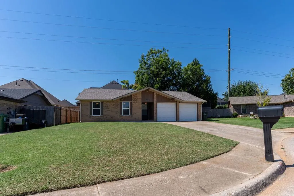 Front exterior — 966 Castlebury Mansion, Yukon, OK 73099