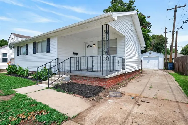 Photo 2 — 217 E Ercoupe Drive, Midwest City, OK 73110