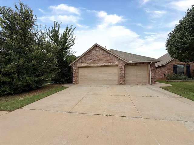 Front exterior — 10900 SW 32nd Terrace, Yukon, OK 73099