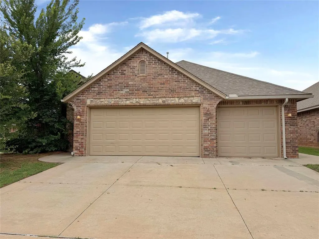 Photo 2 — 10900 SW 32nd Terrace, Yukon, OK 73099