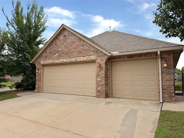 Photo 3 — 10900 SW 32nd Terrace, Yukon, OK 73099