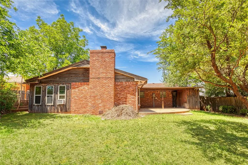 Photo 2 — 1312 Shelley Avenue, Clinton, OK 73601