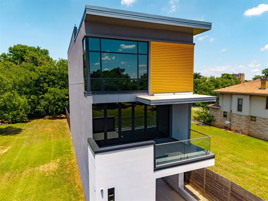 Photo 6 — 619 NE 5th Street, Oklahoma City, OK 73104