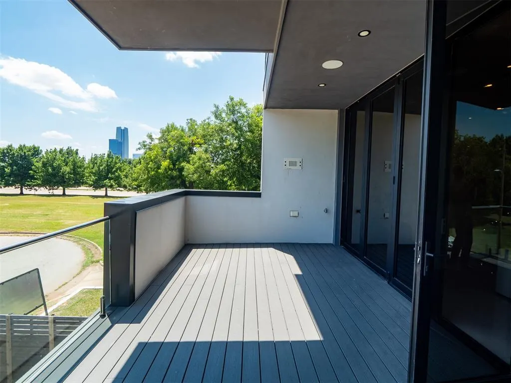 Photo 9 — 619 NE 5th Street, Oklahoma City, OK 73104