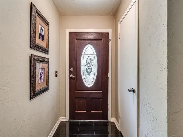 Photo 5 — 2725 Warwick Drive, Oklahoma City, OK 73116