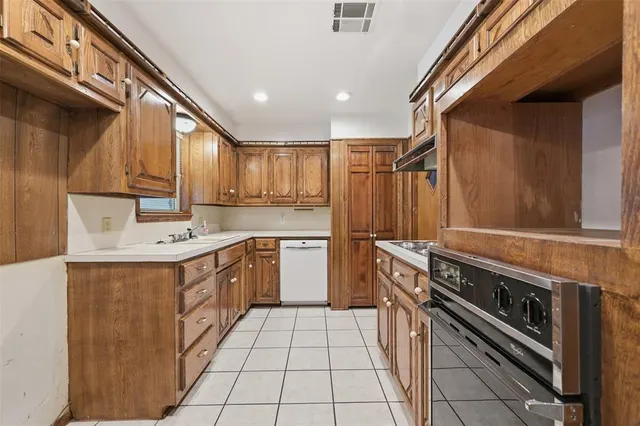 Photo 6 — 1313 Regency Boulevard, Moore, OK 73160