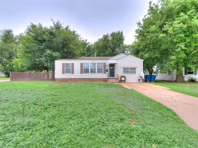 Photo 2 — 1728 S 20th Street, Chickasha, OK 73018