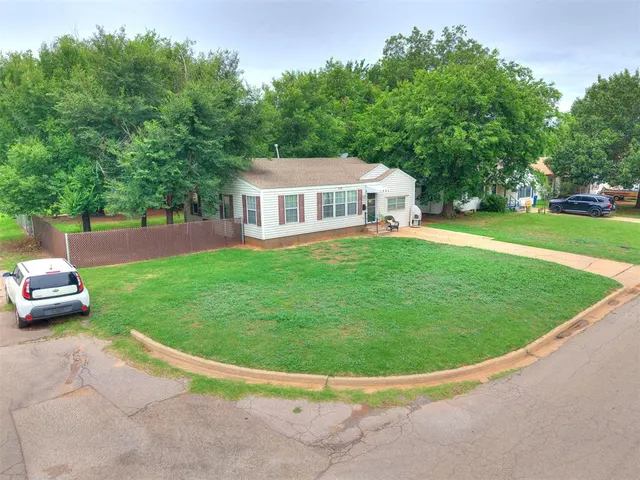 Photo 3 — 1728 S 20th Street, Chickasha, OK 73018
