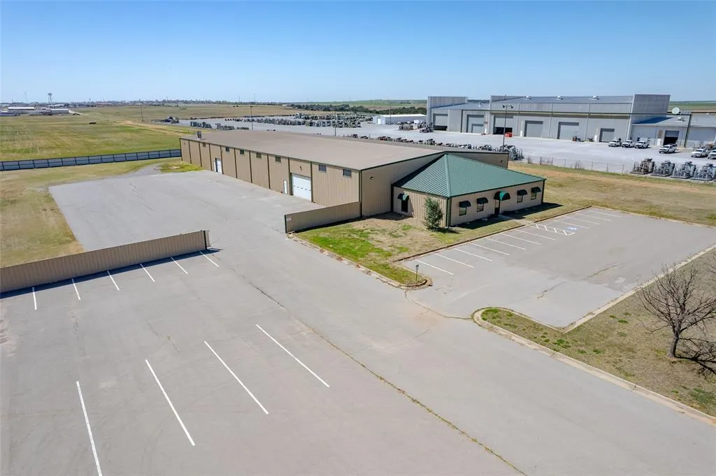 Front exterior — 211 W Canyon Run, Hinton, OK 73047