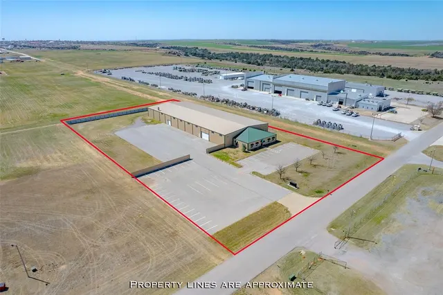 Photo 2 — 211 W Canyon Run, Hinton, OK 73047