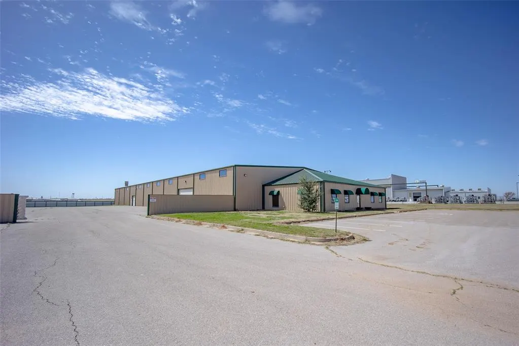 Photo 5 — 211 W Canyon Run, Hinton, OK 73047