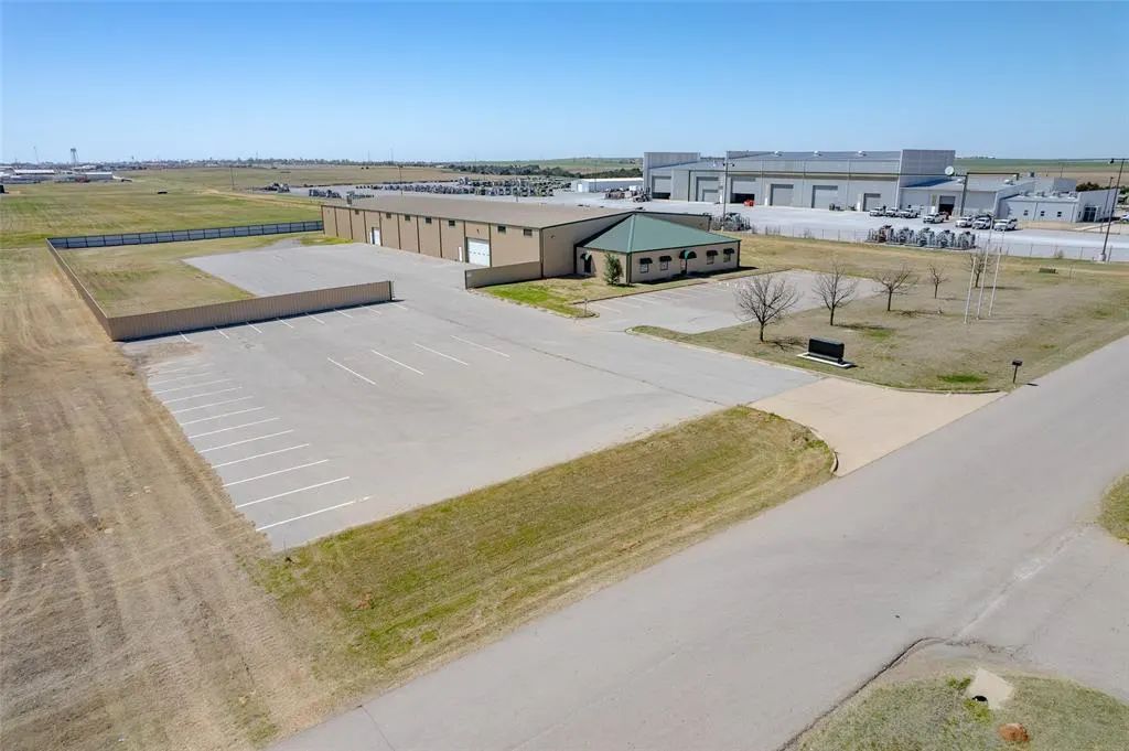 Photo 8 — 211 W Canyon Run, Hinton, OK 73047