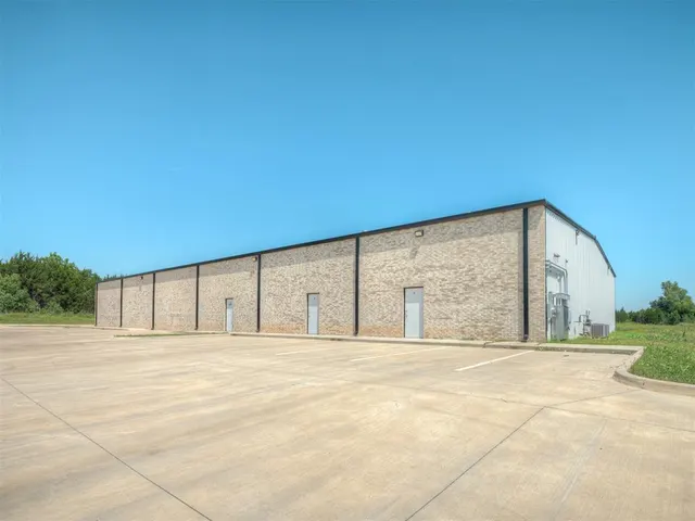 Photo 4 — 3303 NE 23rd Street, Oklahoma City, OK 73121