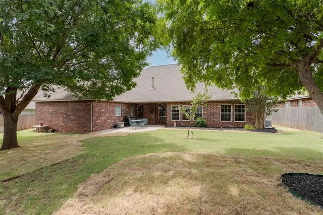 Photo 3 — 17016 Platinum Lane, Edmond, OK 73012
