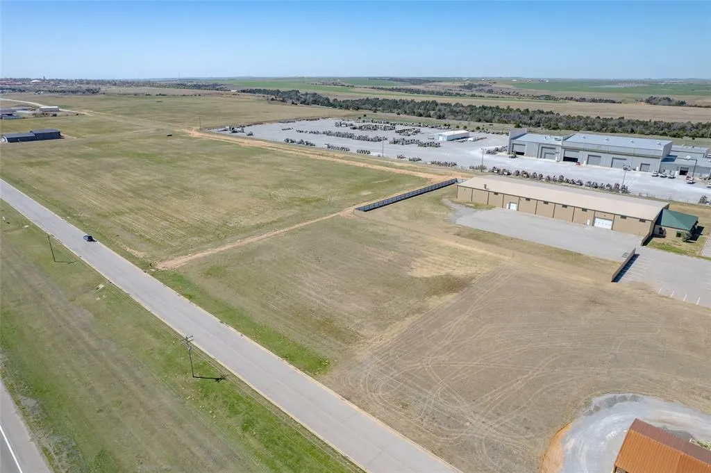 Photo 6 — 2918 N Broadway Boulevard, Hinton, OK 73047