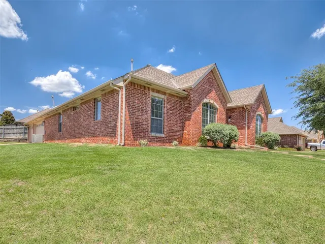 Photo 2 — 2117 Cedar Pointe Circle, Edmond, OK 73003