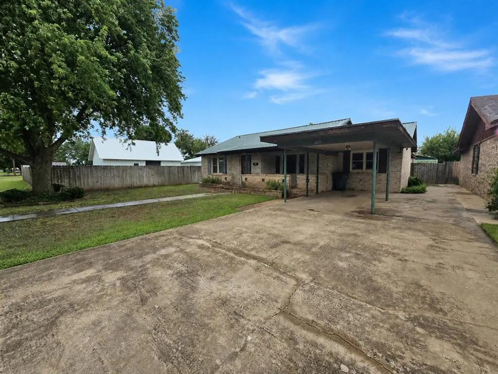 Photo 2 — 1809 N Oregon Avenue, Mangum, OK 73554