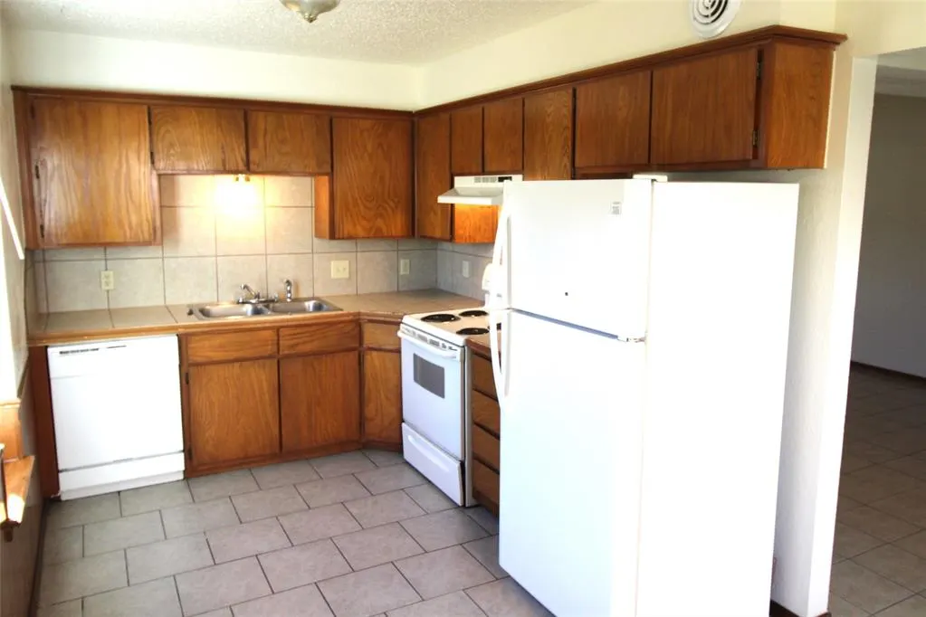 Photo 8 — 229 Chalmette Drive, Norman, OK 73071