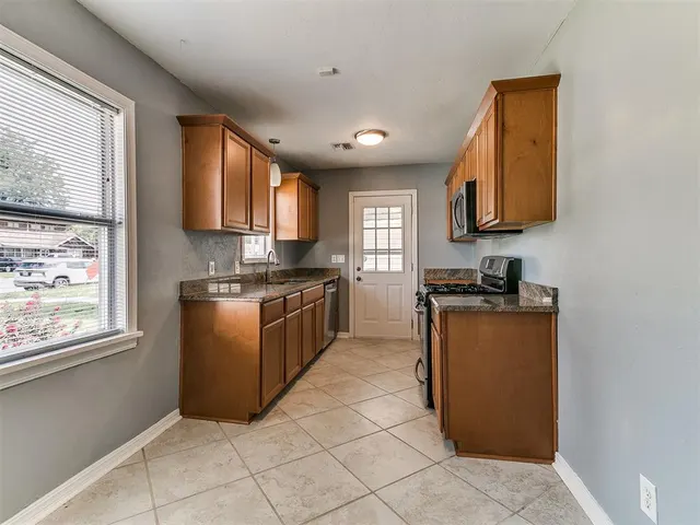 Photo 8 — 3016 Somerset Place, Oklahoma City, OK 73116