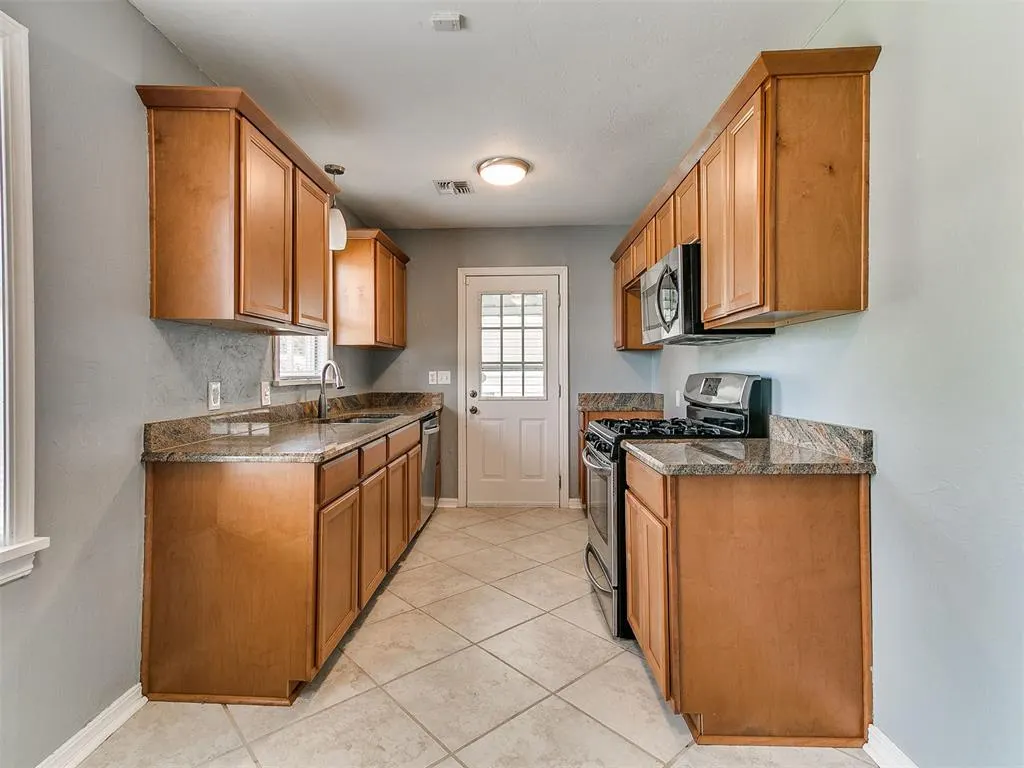 Photo 11 — 3016 Somerset Place, Oklahoma City, OK 73116