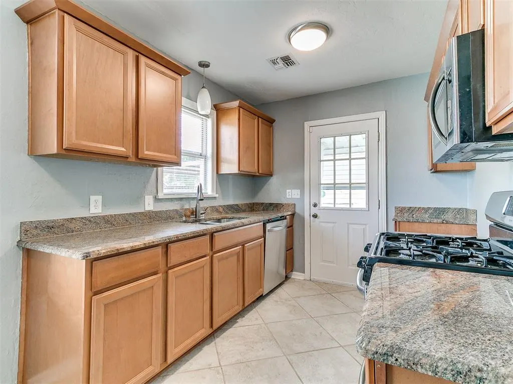 Photo 12 — 3016 Somerset Place, Oklahoma City, OK 73116