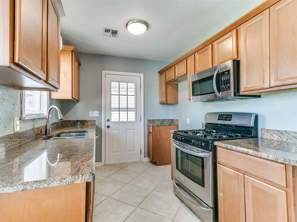 Photo 13 — 3016 Somerset Place, Oklahoma City, OK 73116