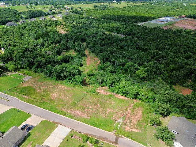 Photo 2 — 8835 Overlook Drive, Guthrie, OK 73044