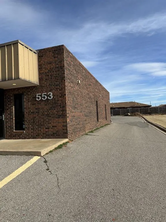 Photo 3 — 553 S 30th Street, Clinton, OK 73601
