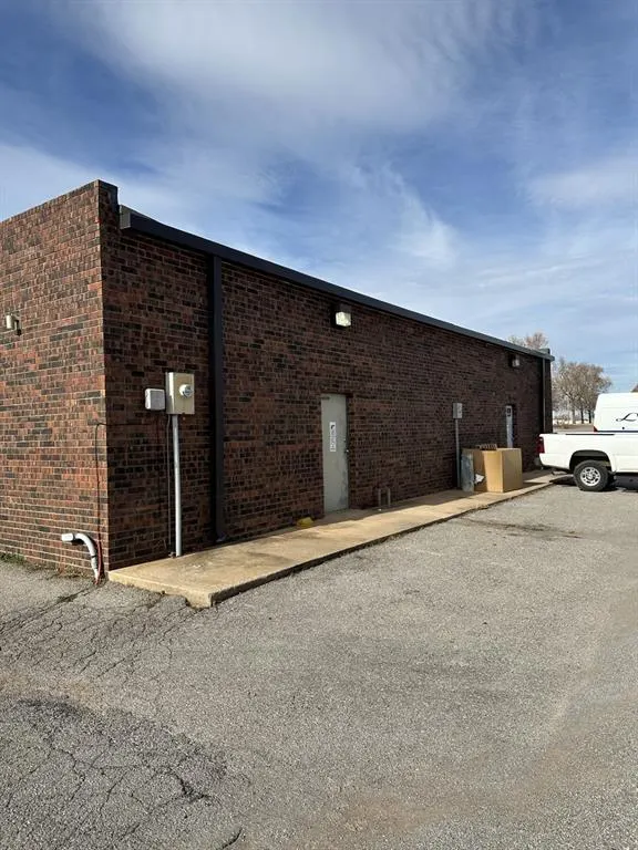 Photo 4 — 553 S 30th Street, Clinton, OK 73601